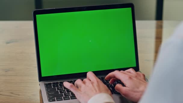 Texter Finger Sms Chromakey Laptop Büro Nahaufnahme Unbekannte Frau Arbeitet — Stockvideo