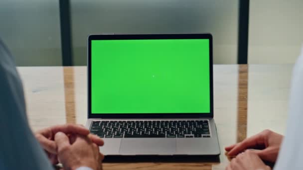 Obchodní Tým Používá Zelený Monitor Lobby Detailní Anonymní Spolupracovníci Pracující — Stock video