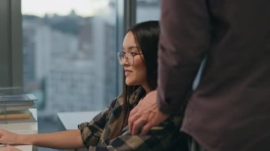 Gülümseyen tasarımcı ofisteki meslektaşına el sallıyor. Akşam mekanında bilgisayar izleyen iki acemi. İş çifti sorunu çözmek için bilgisayarı kullanıyor. Masada işbirliği yapan genç takım arkadaşları.