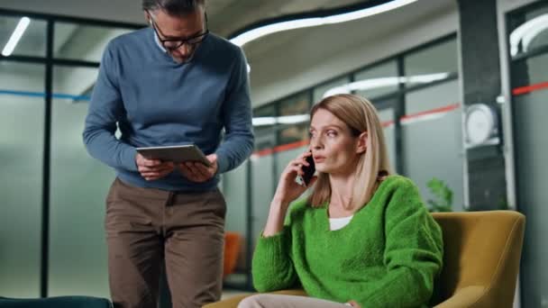 Mujer Enfocada Hablando Smartphone Salón Compañero Negocios Trayendo Tableta Consultoría — Vídeo de stock