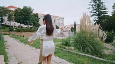 Dar sokakta dans eden heyecanlı yeni evliler. Botanik bahçesinde eş zamanlı romantik dans hareketleri. Birlikte kıvrılarak duygularını ifade eden mutlu bir kadın. Genç kaygısız aşıklar ritmi takip ediyor. 