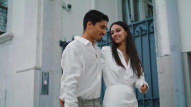 Şehre yakın bir yerde gezen sevimli bir çift. Şehirli bir yerde sevgilisiyle çıkan neşeli bir kız. Eski mimariyi kucaklayan romantik insanlar. Mutlu flört çifti dinlenirken eğleniyor.