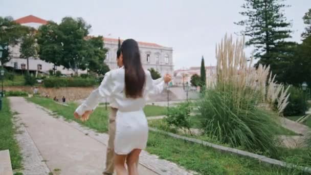 Ενθουσιασμένοι Νιόπαντροι Χορεύουν Στο Σοκάκι Ενεργό Ρομαντικό Ζευγάρι Συγχρονίζει Χορευτικές — Αρχείο Βίντεο
