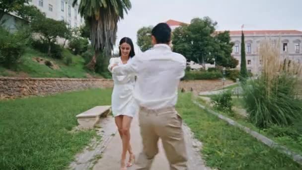 Пристрасні Коханці Танцюють Парковій Алеї Енергійний Хлопець Подруга Романтичне Побачення — стокове відео