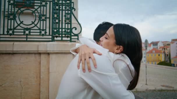 로맨틱 커플들 도시의 벽장에서 포옹하고 있습니다 남녀는 거리에서 결혼식 행복하게 — 비디오