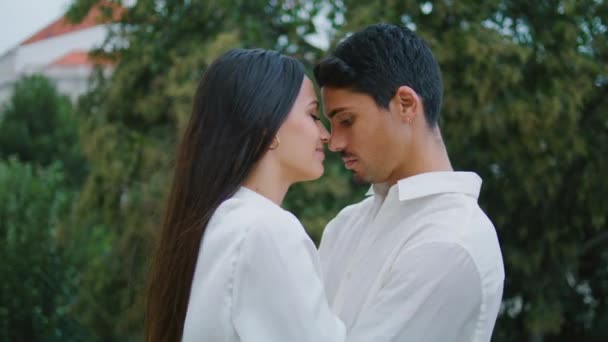 Gülen Aşıklar Parkta Yakınlaşıyor Latin Şakacı Bir Çift Açık Havada — Stok video