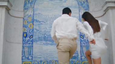Koşan romantik merdivenler. Azulejo duvarında el ele tutuşan heyecanlı aşıklar. Neşeli kaygısız sevgililer antik mimari mekanında birlikte yürümekten zevk alıyorlar. Mutluluk kavramı
