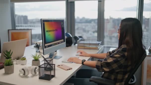 Ofiste Sunum Yapan Düşünceli Bir Kadın Masadaki Bilgisayarı Kullanarak Düşünceli — Stok video