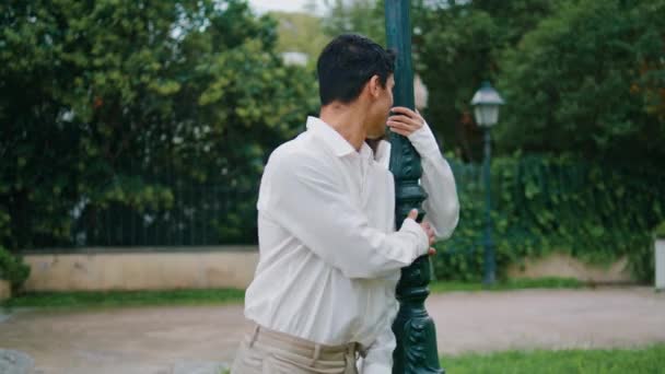 在灯笼前拥抱的性感夫妻 浪漫的男人女人温柔地拥抱在一起 快乐的爱人们在夏季公园度过周末 关系概念 — 图库视频影像