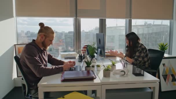 Odaklanmış Yöneticiler Hipster Apartmanının Yakın Çekimlerinde Konuşuyor Şehir Manzaralı Işyerinde — Stok video