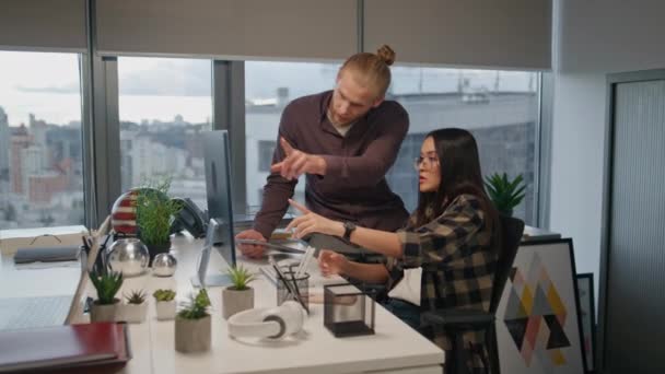 Yaratıcı Ekip Ofiste Bilgisayarı Tartışıyor Zeki Adam Odada Bir Kadınla — Stok video