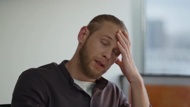 Overwerkte Programmeur Masserende Hoofd Kantoor Close Uitgeputte Man Met Migraine — Stockvideo