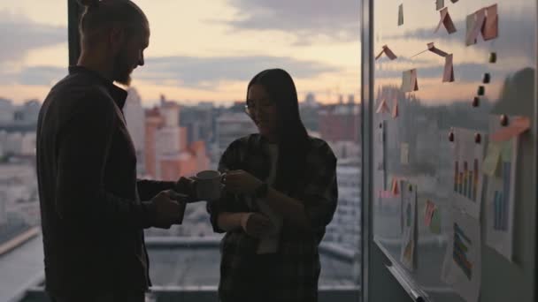 Man Silhouet Brengt Koffie Zonsondergang Kantoor Close Onbekend Zakenechtpaar Drinken — Stockvideo
