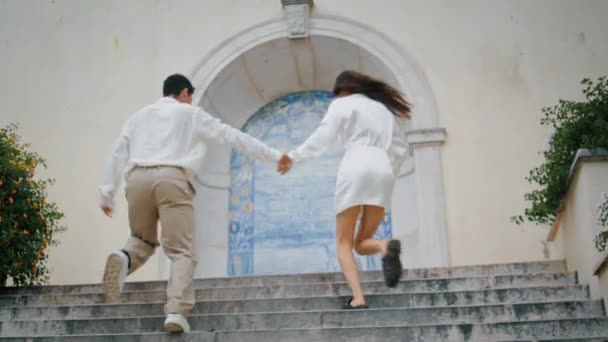 신나는 연인들 계단을 뛰어다녀 긍정적 남자가아 손잡고 재미를 건축물에서 춤꾼들 — 비디오