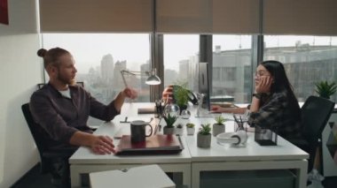 Şehir merkezinde iletişim kuran iki kişi kapatıyor. Modern akşam dairesinde sakince tartışan pozitif meslektaşlar. Müteahhitler birlikte konuşuyor. Yaratıcı ajansdaki iş günlerini bitiriyorlar. 