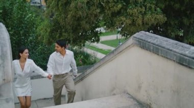 Şehre giden duygusal bir çift merdiven. Heyecanlı maço erkek dönen kadın. Şehir merkezinde kucaklaşan mutlu çift. Latin aşıklar balayında romantik vakit geçiriyorlar. Halk ilişkileri kavramı