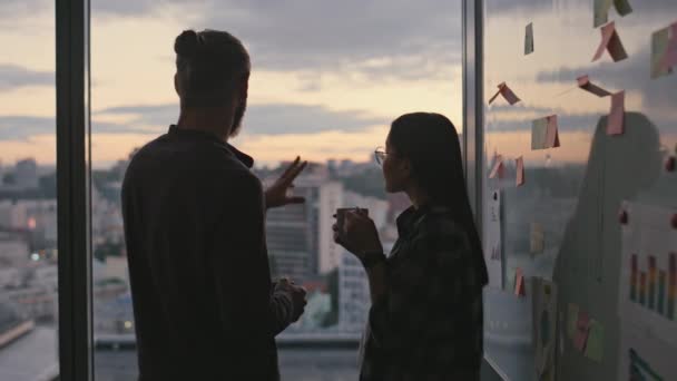 Karanlık Siluet Çift Akşam Ofisinde Dinleniyor Sunset Panorama Pencere Odası — Stok video