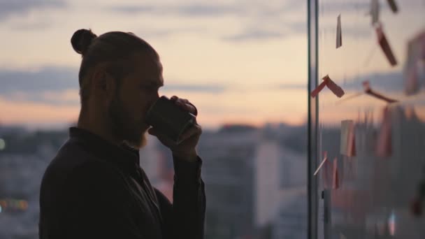 Sunset View Hall Çay Içen Siluet Bir Adam Karanlık Ofiste — Stok video