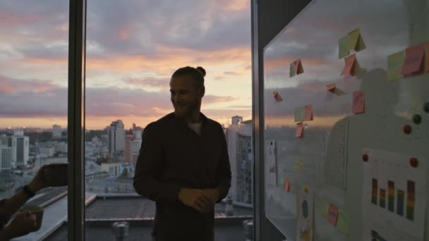 Adamın Silueti Akşam Ofisini Kapatmayı Düşünüyor Toplantı Odasında Arkadaşına Kahve — Stok video