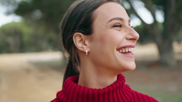 Alegre Chica Alegre Riendo Felizmente Pie Naturaleza Vistiendo Suéter Rojo — Vídeo de stock