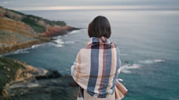 Вид Сзади Расслабленной Молодой Женщины Стоящей Перед Серым Спокойным Океаном — стоковое видео