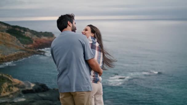 Ρομαντικό Ευτυχισμένη Οικογένεια Στέκεται Παραλία Μπροστά Βράδυ Θαλασσογραφία Χαμογελώντας Χαλαρό — Αρχείο Βίντεο