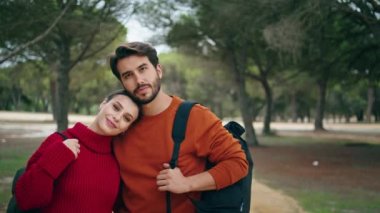 Genç ve rahat bir aile ormanda sırt çantalarıyla güzel bir sonbahar günü yakınlaşıyor. Sakin bir kadın yürüdükten sonra kafasını erkeğin omzuna koyuyor. Kaygısız iki gezgin kameraya bakarken mutlu hissediyorlar..