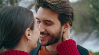 Aşık mutlu bir çiftin portresi doğada romantik bir buluşmanın keyfini çıkarıyor. Dışarıda sakallı bir adamı öpen çekici, şehvetli bir kadın. Şefkatli aşıklar parkta yakınlık hissediyorlar. İlişki kavramı