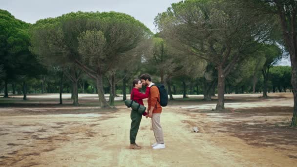 Pareja Joven Romántica Pie Camino Del Bosque Abrazándose Sintiendo Amor — Vídeos de Stock