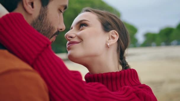Closeup Amantes Felizes Rostos Beijando Bela Natureza Retrato Casal Terno — Vídeo de Stock