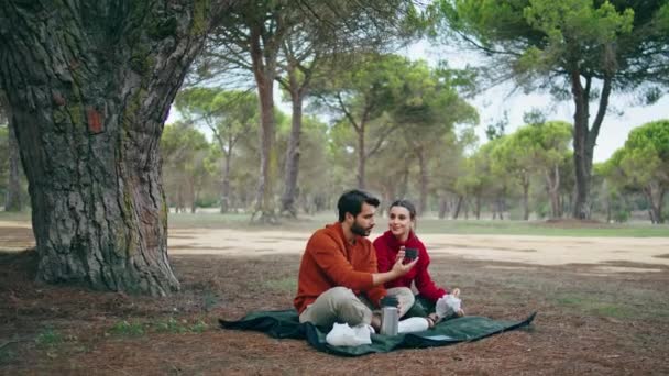 Pareja Joven Despreocupada Haciendo Picnic Parque Otoño Sentada Manta Hombre — Vídeo de stock