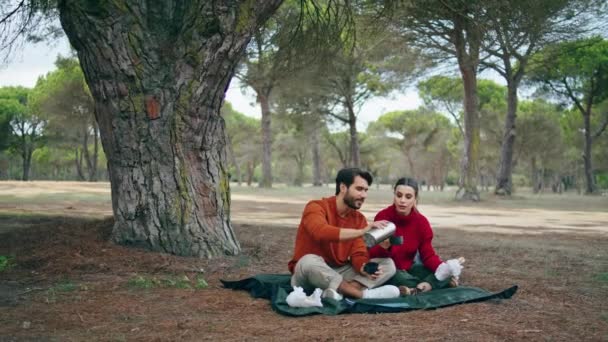 Casal Encantadores Viajantes Sentados Cobertor Bela Natureza Outono Família Feliz — Vídeo de Stock