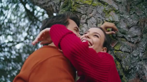 Skrattande Vackra Par Står Nära Skogen Träd Tillbringa Semester Tillsammans — Stockvideo
