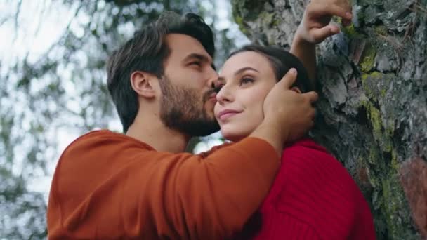 Schöne Liebevolle Mann Streichelt Junge Frau Gesicht Stehen Wald Aus — Stockvideo