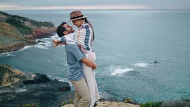 Amante Jovem Casal Abraçando Bela Colina Nublado Costa Homem Barbudo — Vídeo de Stock