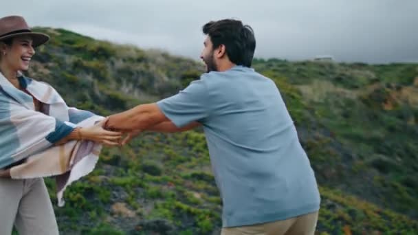 Aufgeregte Glückliche Paar Genießen Spaziergang Auf Schönen Ozean Küste Bewölkten — Stockvideo