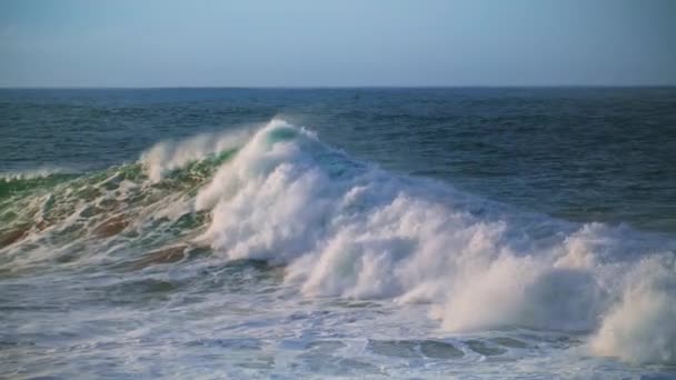 Schäumende Meereswellen Quellen Auf Und Stürzen Auf Die Oberfläche Das — Stockvideo