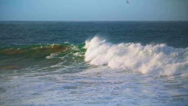 Gelombang Kuat Bergulir Permukaan Menciptakan Busa Besar Badai Air Laut — Stok Video