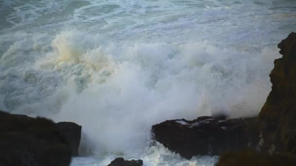 Riesige Wellen Treffen Zeitlupe Auf Felsen Gefährliches Meereswasser Bricht Klippe — Stockvideo