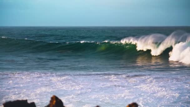Огромная Морская Волна Замедленной Съемке Белый Пенный Океан Катится Скалистому — стоковое видео