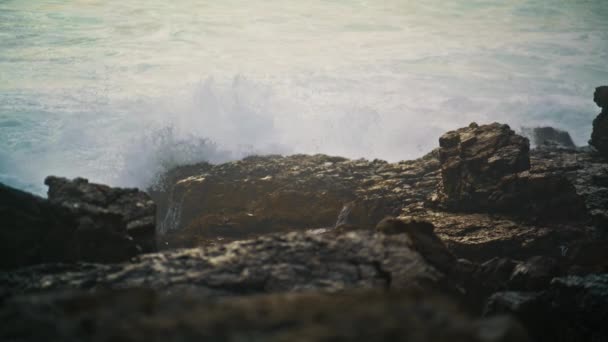 海浪冲击岩石 使爆炸的特写镜头 暴风雨的浪花冲破海岸线 缓慢地喷溅着火山海滩 强大的海浪冲刷着清晨飞溅的石头 美丽的海洋海景 — 图库视频影像