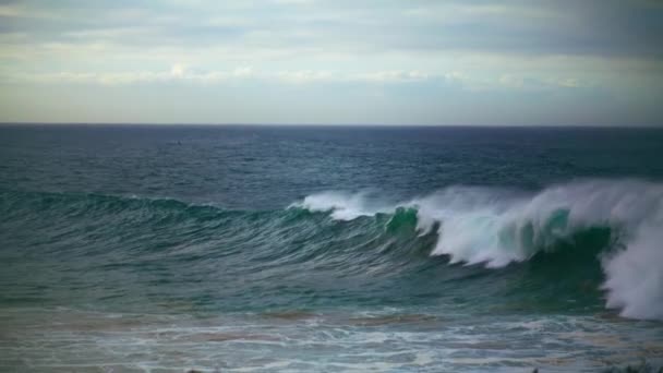 大きな波が波のドローンの眺めを破る 超スローモーションで嵐の暗い海の圧延海岸 強力な海の水が泡曇りの空のクローズアップを作成クラッシュします 劇的な極端な自然景観の概念 — ストック動画