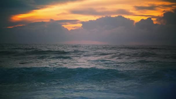 波の早朝の海岸圧延 曇り空の息をのむような海の地平線 日の出前に無限の海を振ってリラックス スローモーションで熱帯海岸で穏やかな風光明媚な海 夏の旅行 — ストック動画