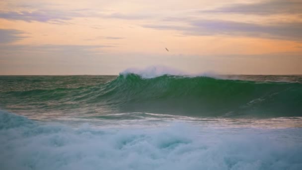 Oceano Onda Rolando Beira Mar Crepúsculo Céu Nublado Incrível Paisagem — Vídeo de Stock