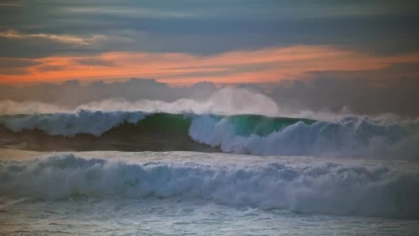 Ondas Tormenta Oceánica Rodando Orilla Gran Oleaje Potente Estrellándose Cielo — Vídeos de Stock