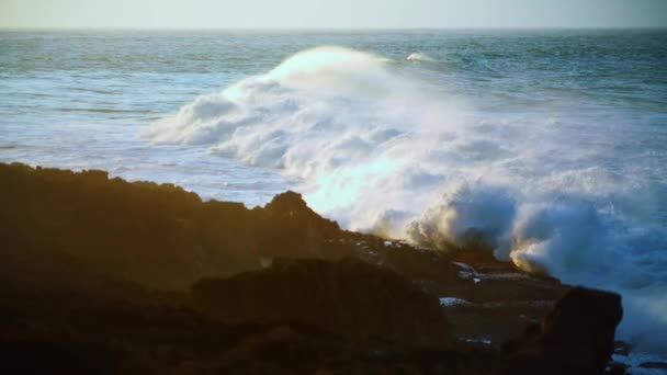 戏剧化的海洋在日出时分缓慢地翻滚着海岸线 在暴风雨的日子里 汹涌澎湃的浪花冲刷着狂暴的海滩 汹涌的大海冲破了海岸 危险的白色海景自然概念 — 图库视频影像