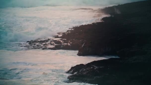 Вечером Бурное Море Ударяет Скалистой Береговой Линии Мощные Волны Катятся — стоковое видео
