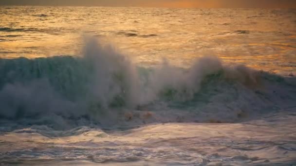 白い海の波が海岸の近くを転がって腫れ 早朝に強力なサーフィンバレリングスプラッシュ表面 ゆっくりとした動きで海の圧延衝突の夜の海岸線を緩和します 美しい無限の海の景色 — ストック動画