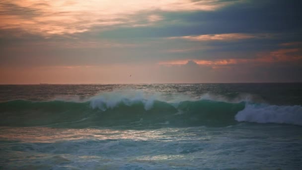 Fale Falujące Wieczorem Krajobraz Morski Przed Burzą Piękny Niekończący Się — Wideo stockowe