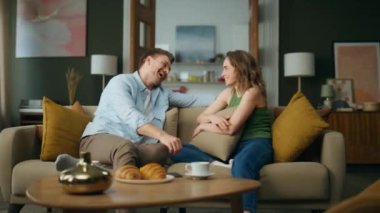 Kaygısız aşıklar kanepede yastık savaşı oynuyorlar. Mutlu romantik koca karısı oturma odasında gülerken eğleniyor. Genç bir çift şakalaşarak eğleniyor. Yaşam tarzı aktivite kavramı 
